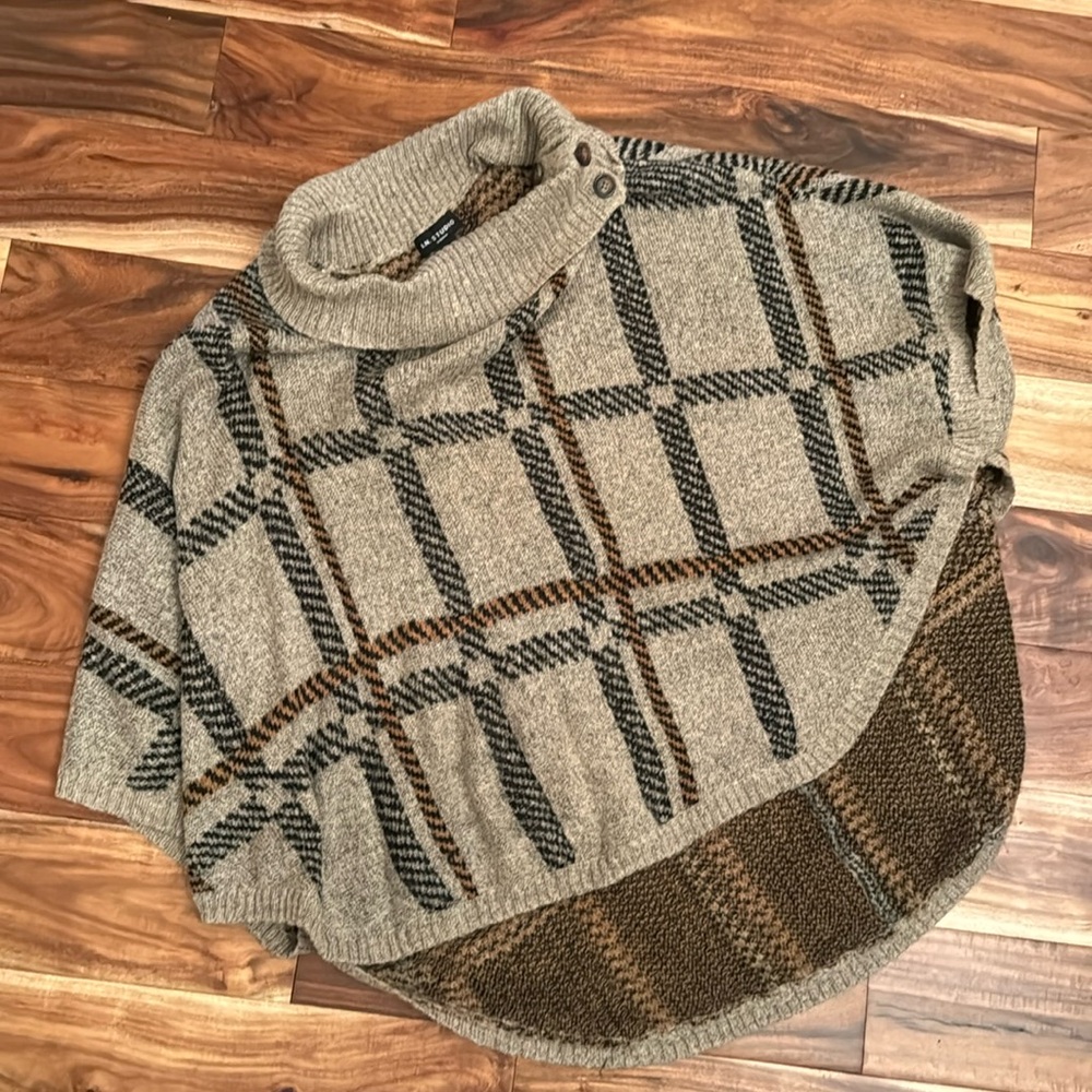 I.N. Studio Women’s Plaid Sweater/ Shawl. Size 1 X.